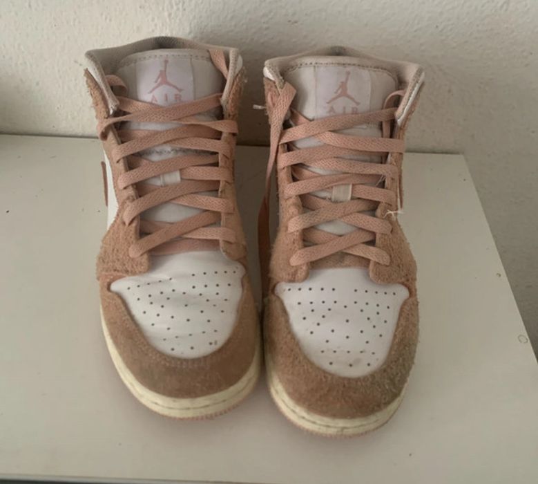 Jordan 1 é muito bom nao foi muito usado mas  suja rapido