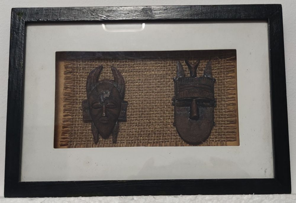 Quadro decorativo vintage com máscaras africanas em madeira