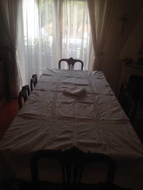 Magnífica toalha em linho, rectangular, com bordado e renda.