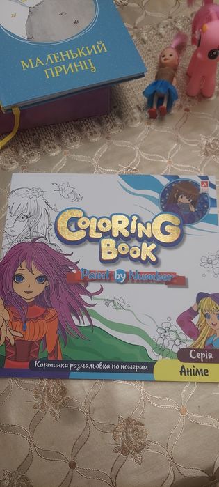 Ляльки ,книги,гребінець.