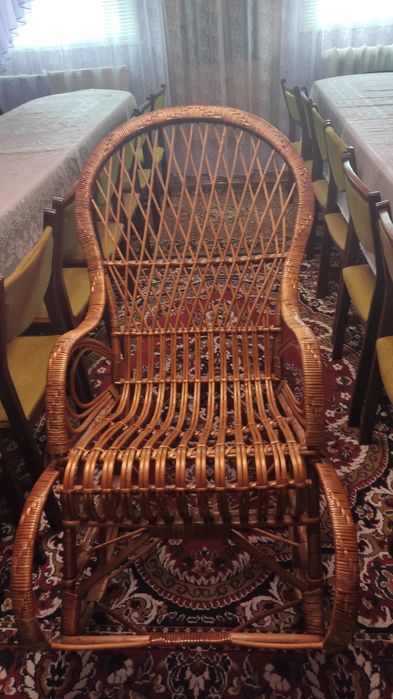 Крісло-качалка із ротангу
