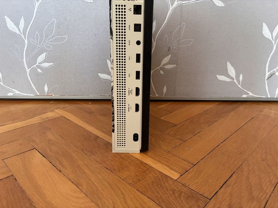Xbox One S z malowaną obudowa