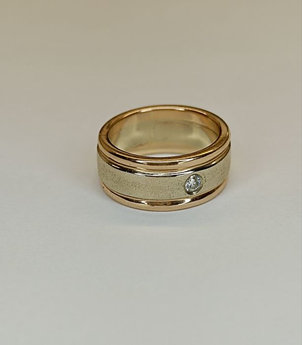 Новое золотое кольцо с бриллиантом размер 15.8