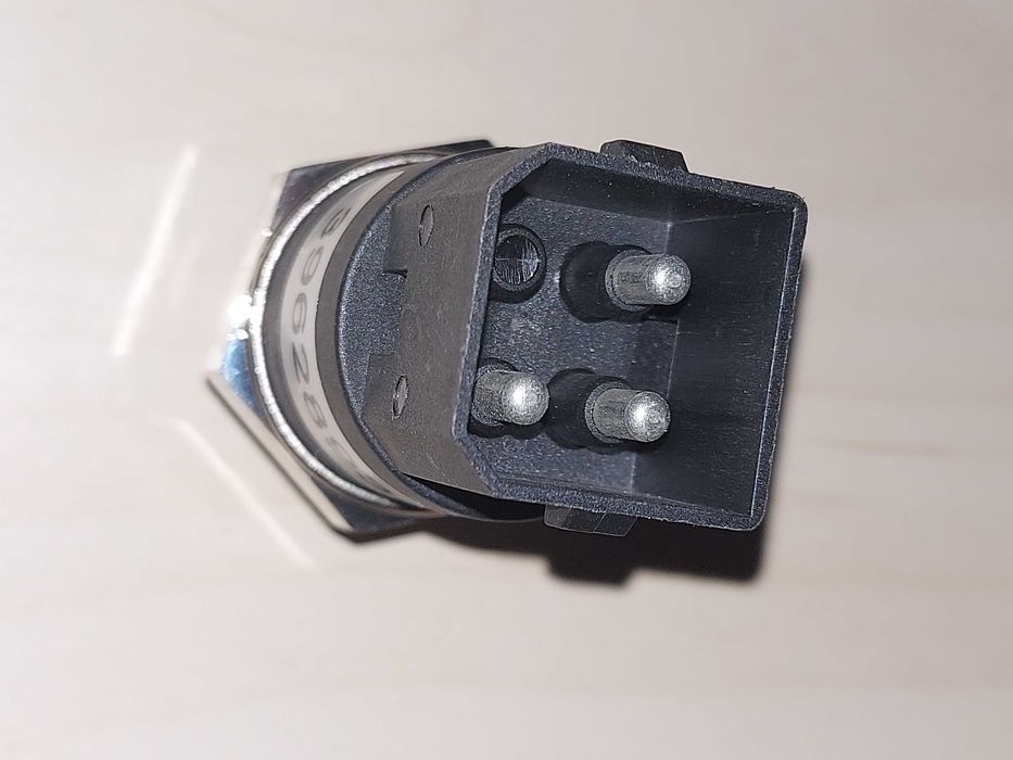 Engine Oil Pressure Sensor and Transmitter 3962.89364575235975554124