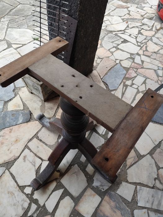 Vendo mesa estilo antigo. Madeira mocissa  30€