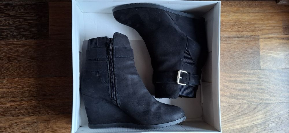 Ocieplone botki na koturnie