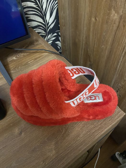 Продам меховые тапочки UGG