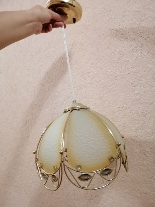 Люстра є 2 штуки