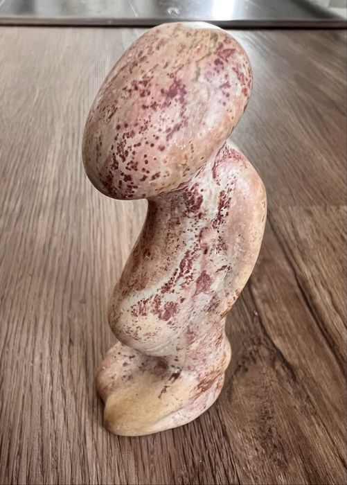 Estatuetas em pedra.