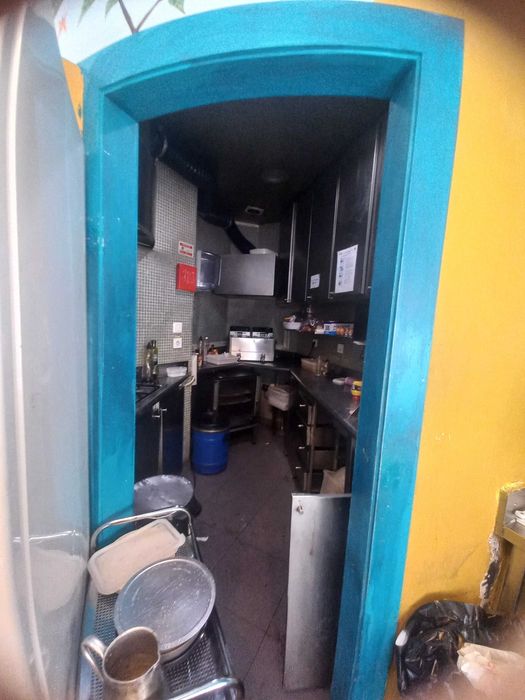 Trespasse de café/snack-bar em pleno funcionamento, localizado na Quinta do Barão, em Carcavelos.