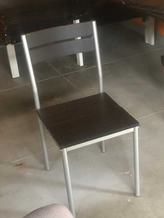 Secretária para sala de trabalho, incluindo mesinha com gavetas. Cadeira à parte