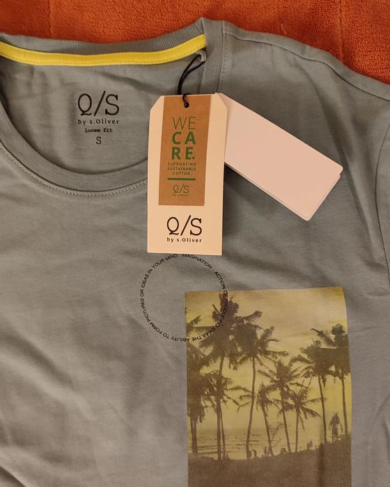 T-shirt verde azulado com desenho frente e verso.