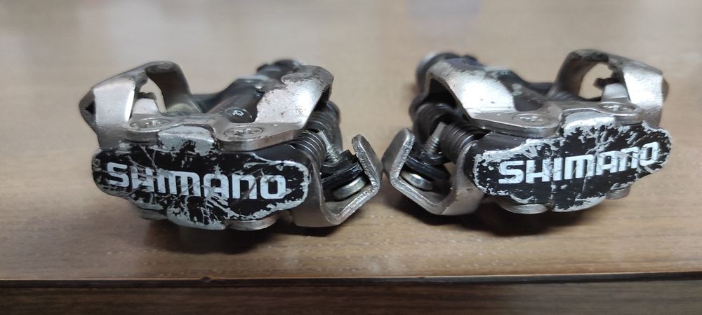 Peças para bicicletas. Acento, pedais de encaixe, kits de luzes