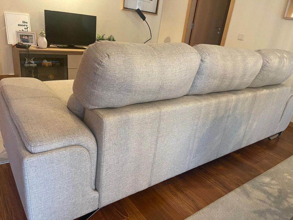 Sofá elegante e em bom estado