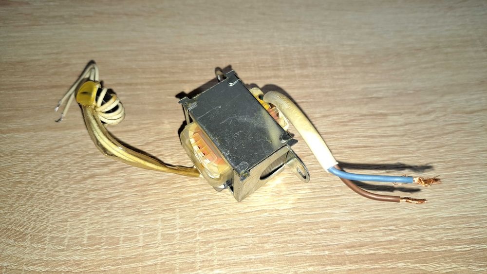 Transformator sieciowy 230V / 12V, 15VA – stan idealny