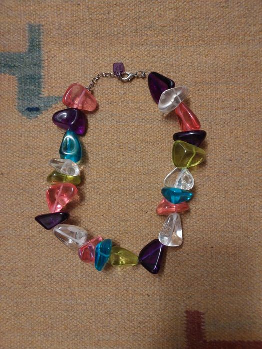 colar colorido transparente