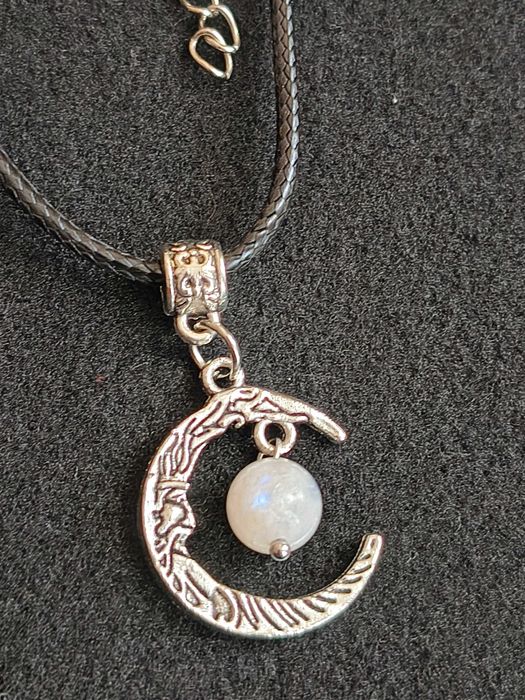 Кулон з місячного каменю
