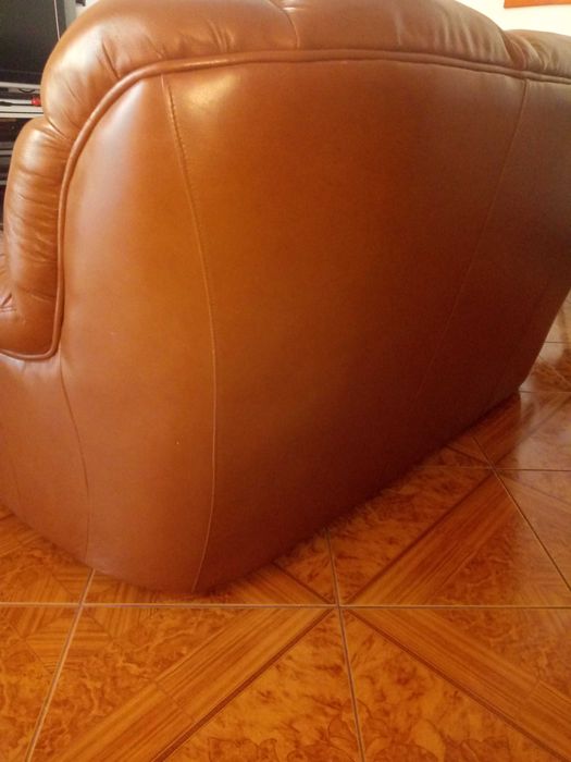 Sofás em pele genuína, perfis em madeira de mogno em excelente estado