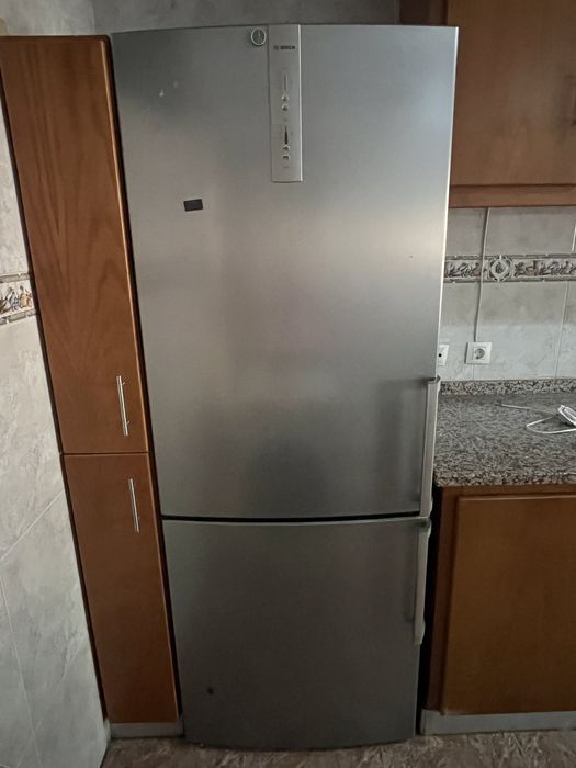 Frigorífico Combinado Bosch No Frost Inox – cerca de 70 cm – Bom estado