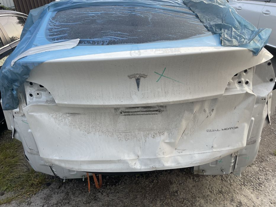 Кришка багажника  Tesla Y тесла y задня ляда скло