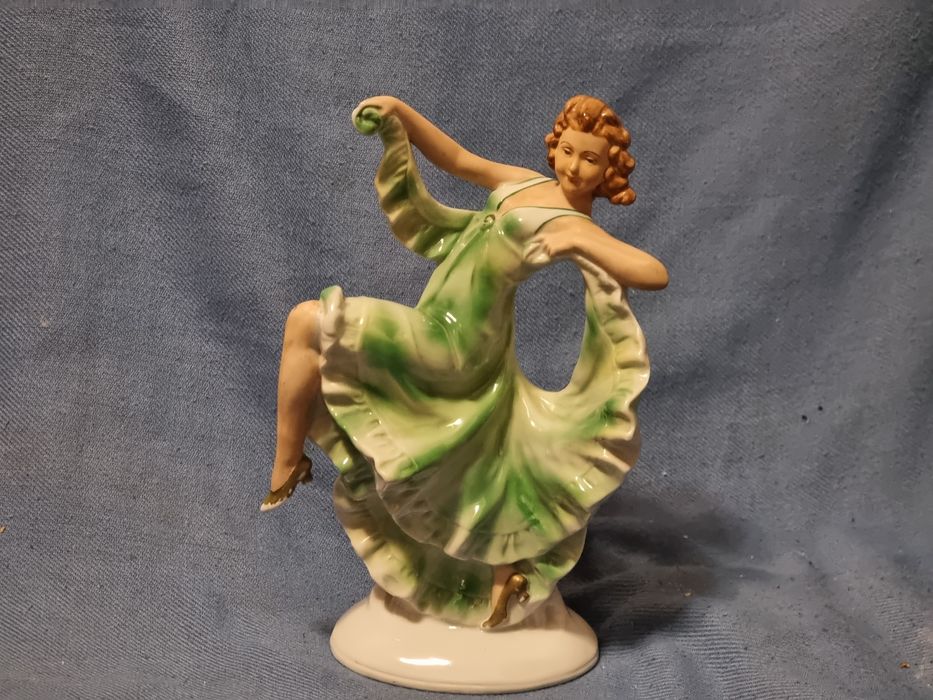 Фарфоровая статуэтка танцовщица