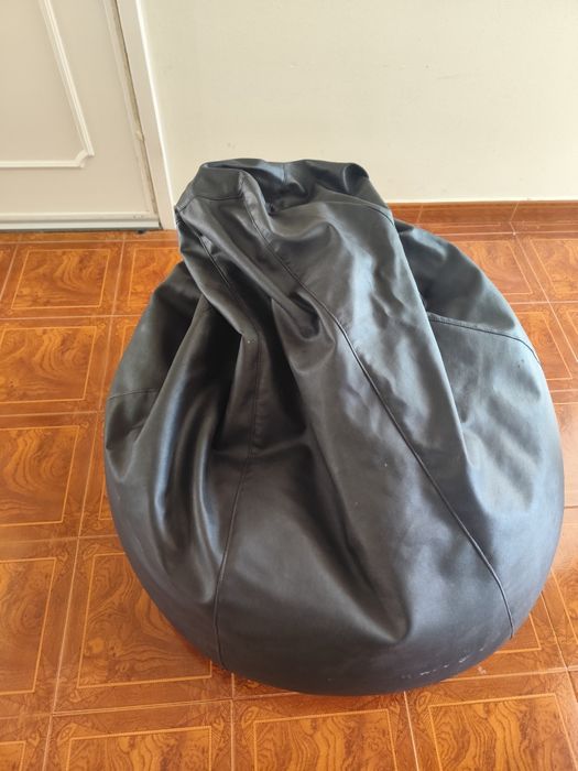 Puff de Pera Grande em Pele Sintética Preta