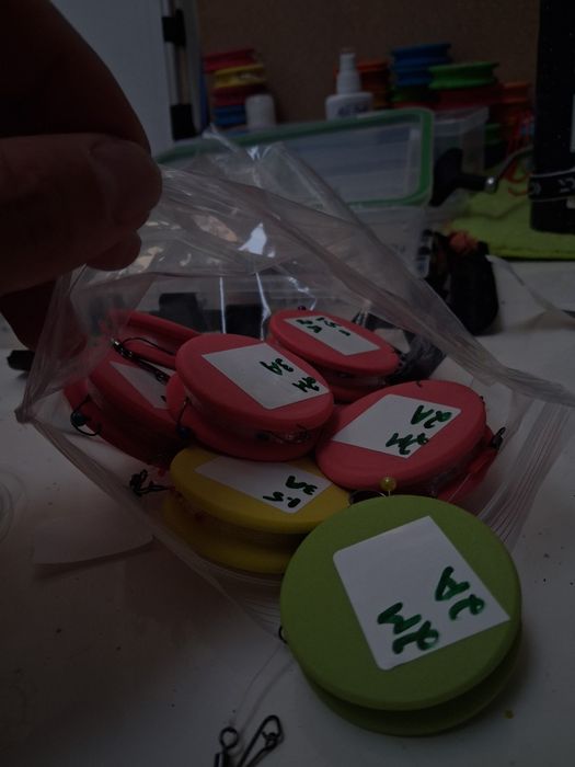 Madres de pesca com missangas coladas