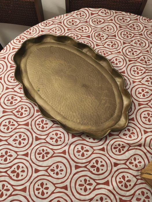 Bandeja em latão martelado