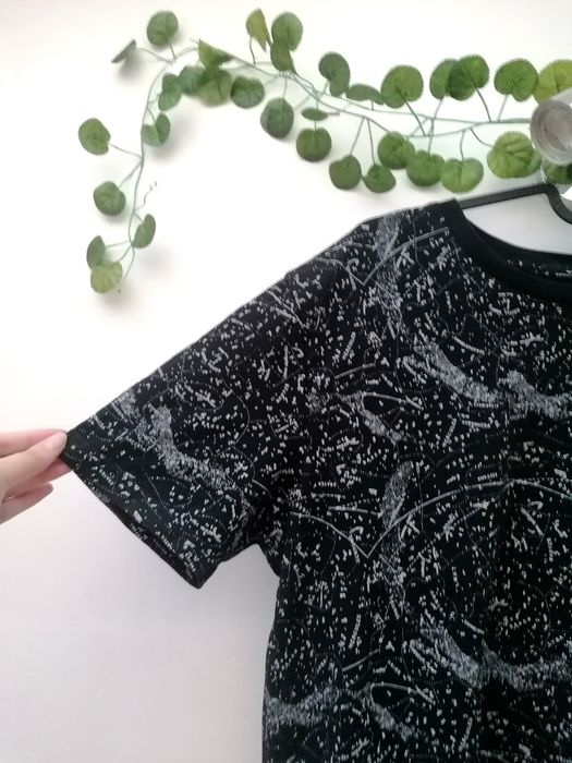 T-shirt Azul Escura com Constelações