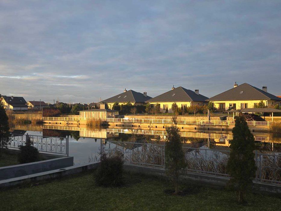 Продам дом на берегу озера с бассейном в КГ"Межречье" от собственника.