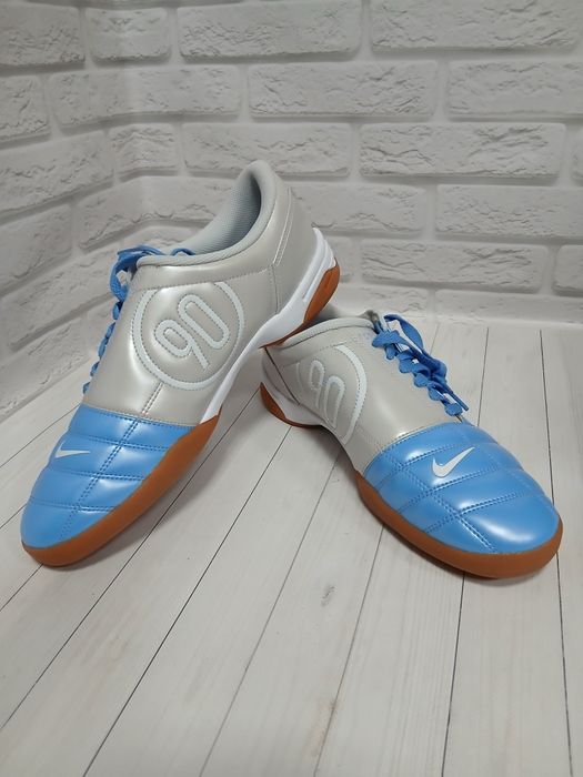 TOTAL 90 У ФОРМІ ВУЛИЧНОГО ОДЯГУЧоловвви Nike Total 90 футзал
Один з найлегендарніших силуетів футбольної епохи,Nike Total 90 повертається як одна