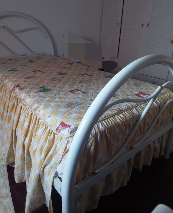 Cama branca de ferro