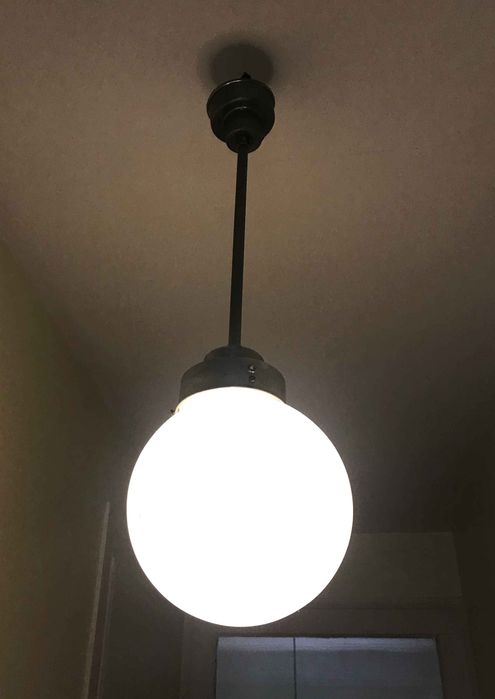 Candeeiro aluminio bola branca vidro original anos 1960 rara