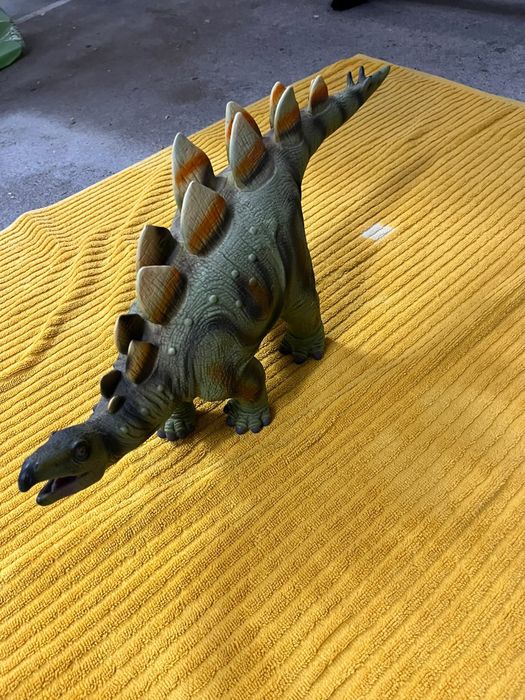 tubarão martelo é do oceanario, O tubarão limão é da cience4you e o T-rex também e o dinossauro Estegossauro (Stegosaurus