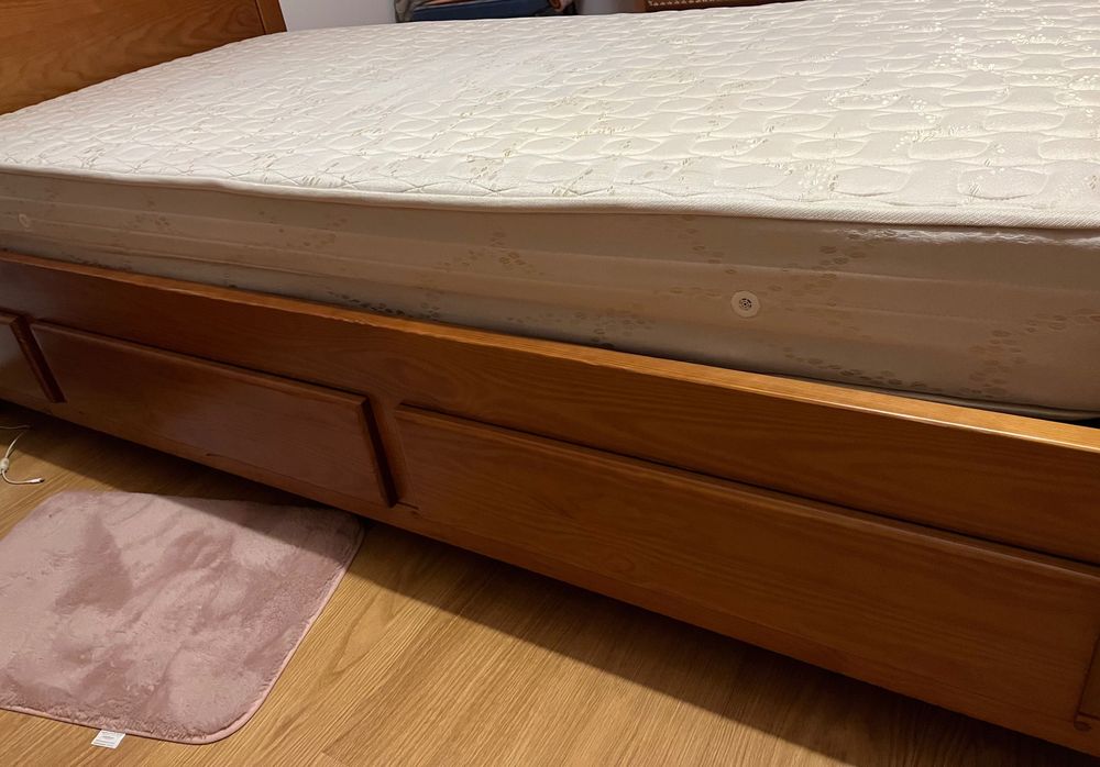 Cama e mesa de cabeceira em madeira de cerejeira