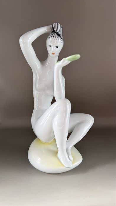 Kobieta z lusterkiem, zsolany figurka porcelanowa