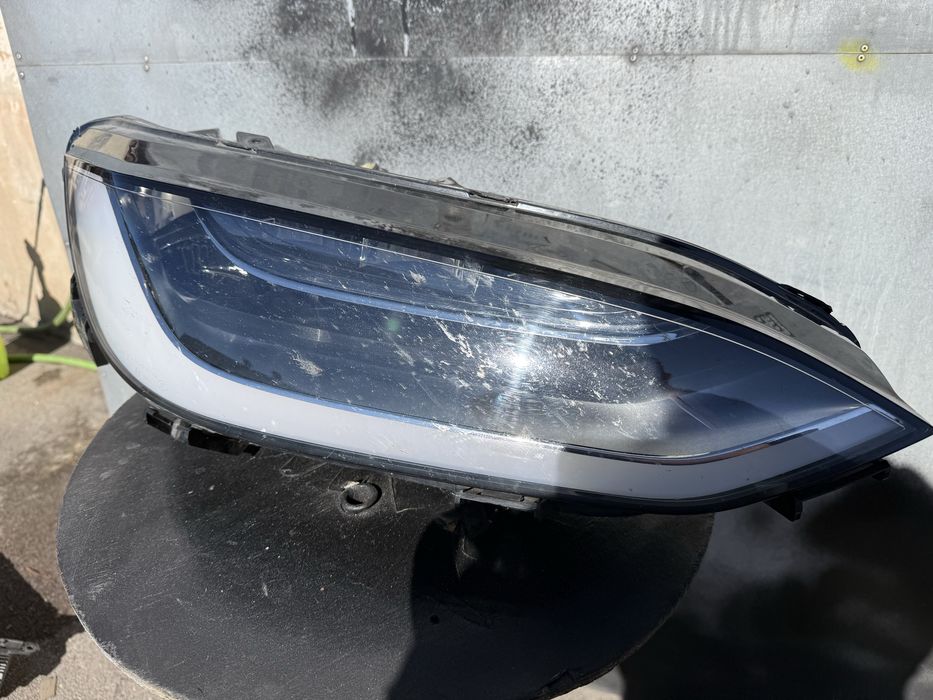 Передня права фара до tesla model X