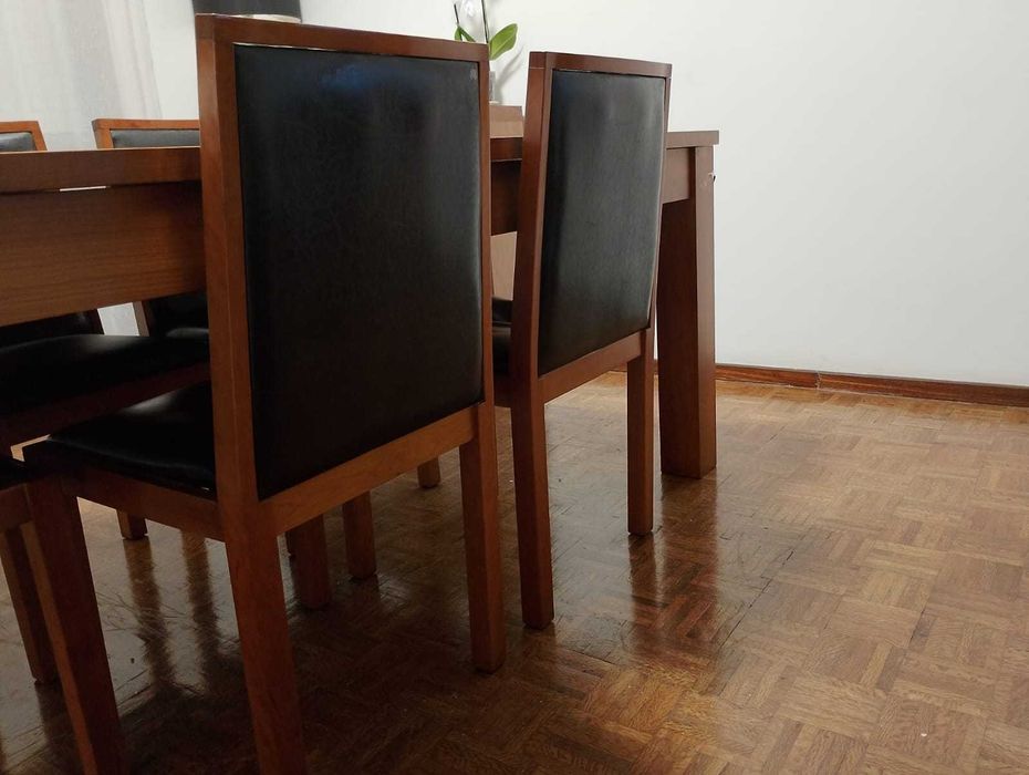 Mesa de cerejeira com quatro cadeiras