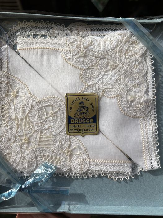2 pequenos lenços ou guardanapos rendas Brugge