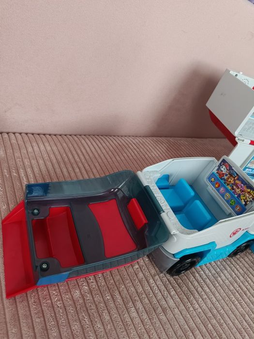 Transporter psi patrol z riderem na quadzie