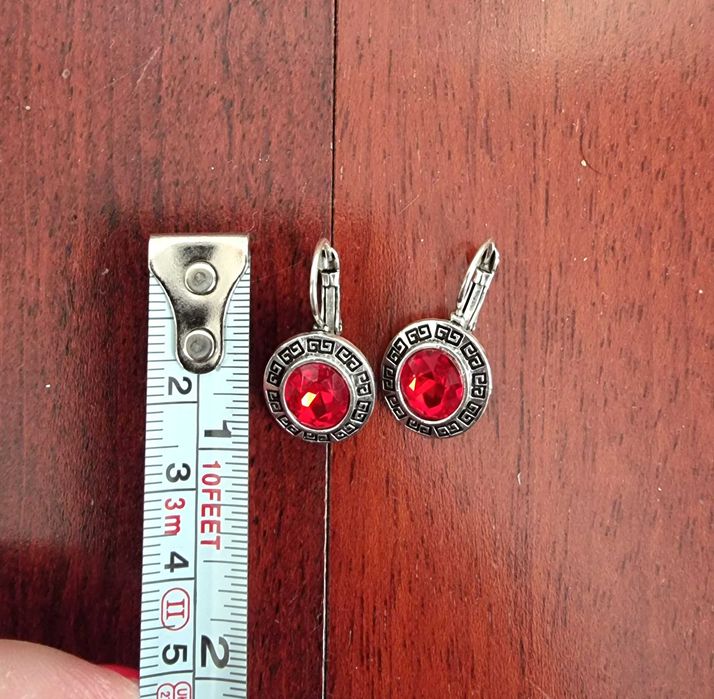 Brincos pequenos cinzentos/ prateados e vermelhos
