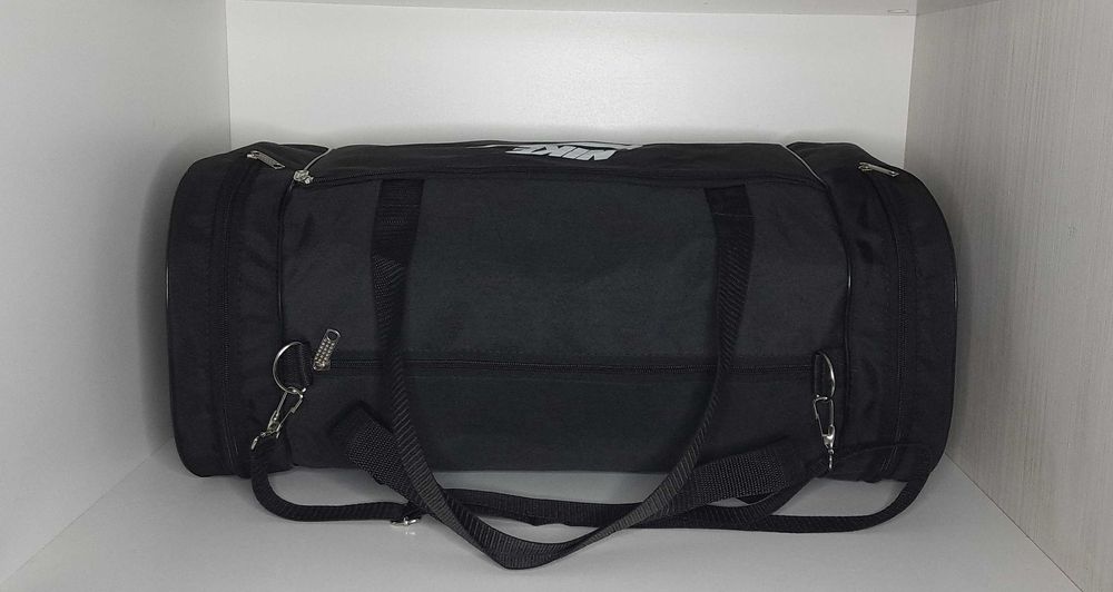 Сумка спортивная чёрная вместительная новая.