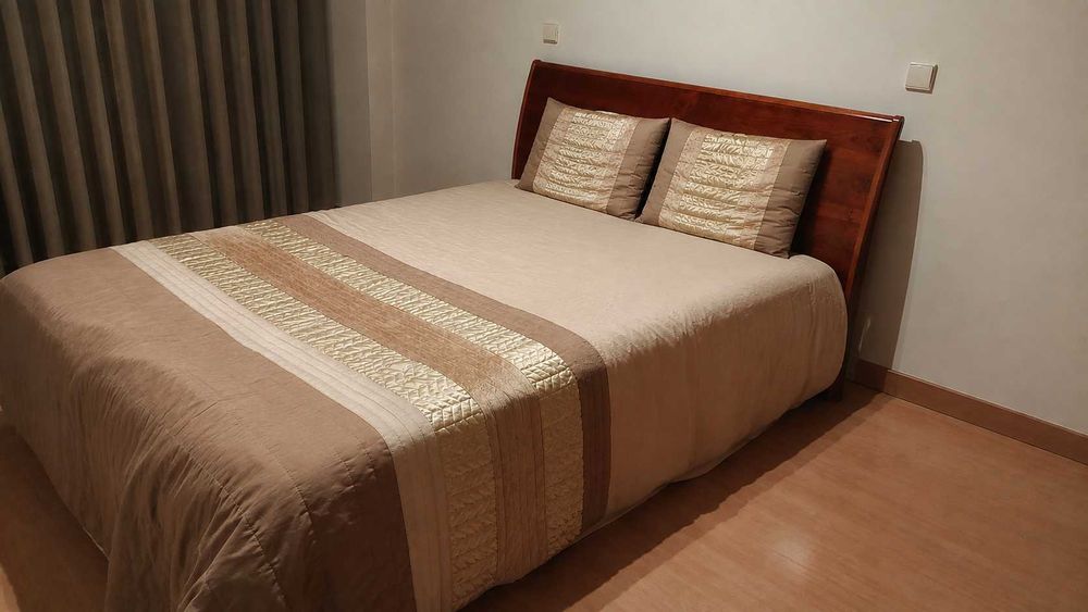 Mobília de quarto em cerejeira: cómoda, mesas de cabeceira e cama