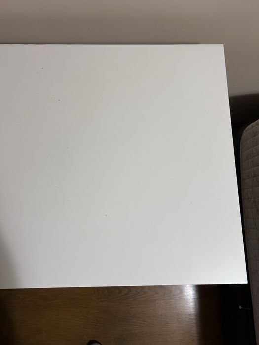 Mesa branca LINNMON com pés ajustaveis