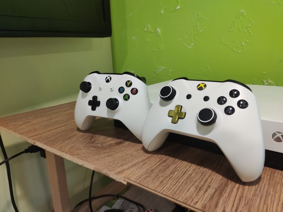 Продам Xbox One x,