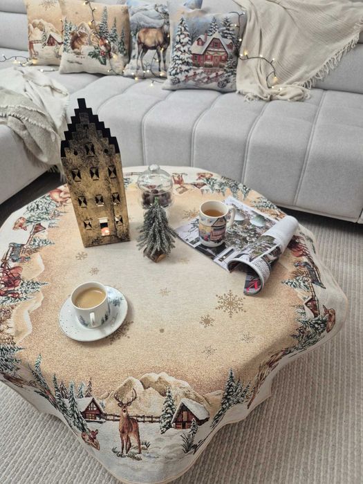 Obrus z zimowym akcentem 100x100 cm złota nitka DZ01 LX