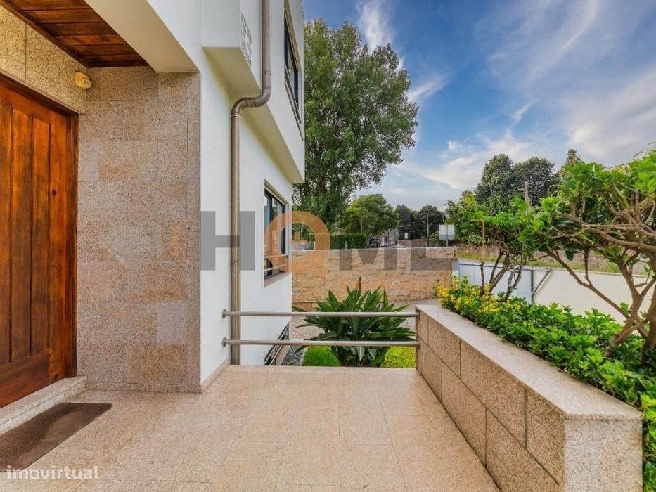 EXCELENTE Moradia T4 junto à ANACON c/espaço exterior, 2 suites, garag