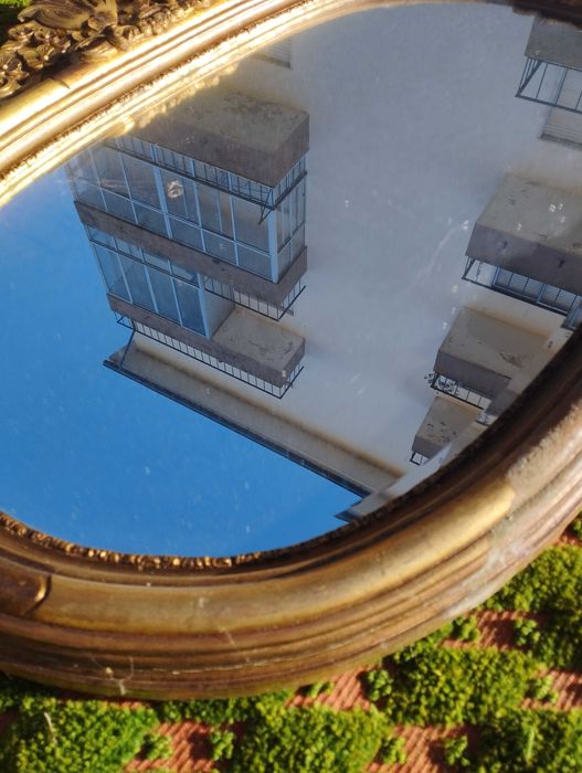 Espelhos antigos: 1 oval e 1 retangular