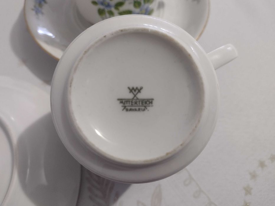 Dwie filiżanki ze spodkami