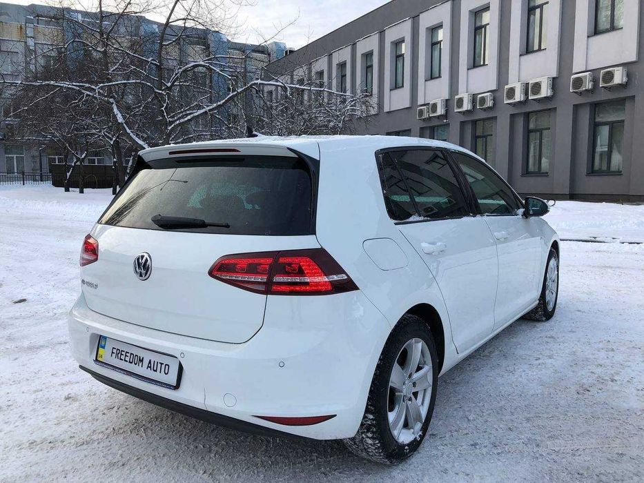Оренда електромобіля Volkswagen e-Golf Highline